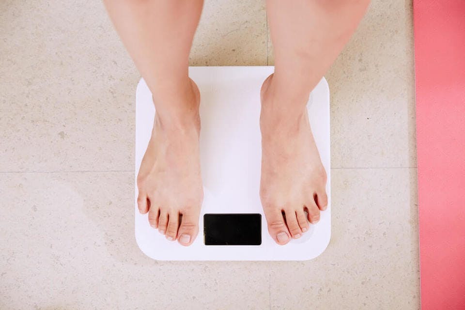 女性が体脂肪を減らすには体脂肪計に乗るのが大事
