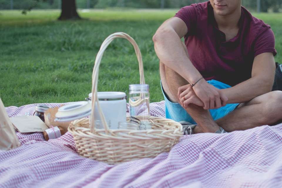 春のデートのピクニック