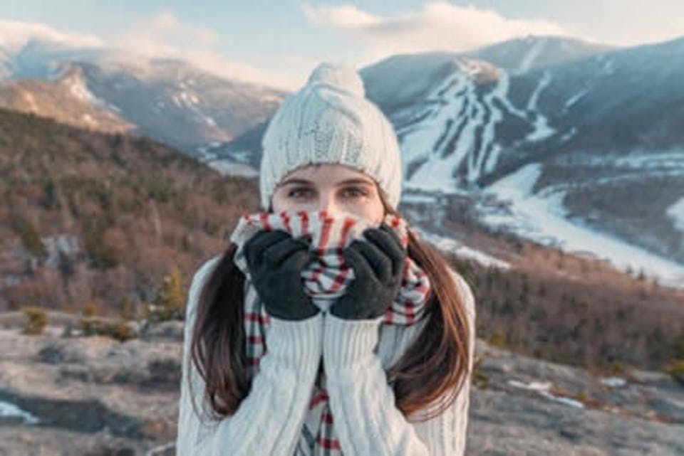 100均手袋をつけて山にいる女性