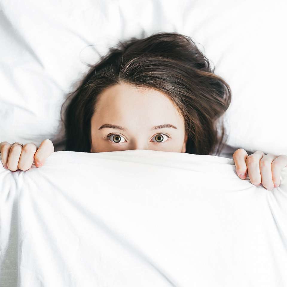 幸せ恐怖症のためベッドで眠れない女性