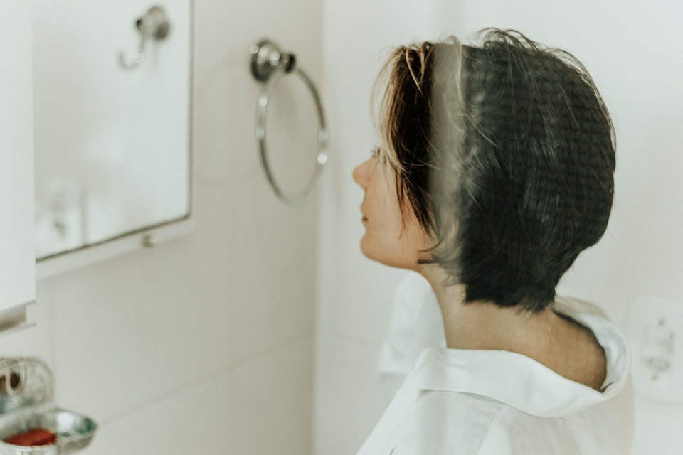 洗顔ブラシを使って洗顔する女性