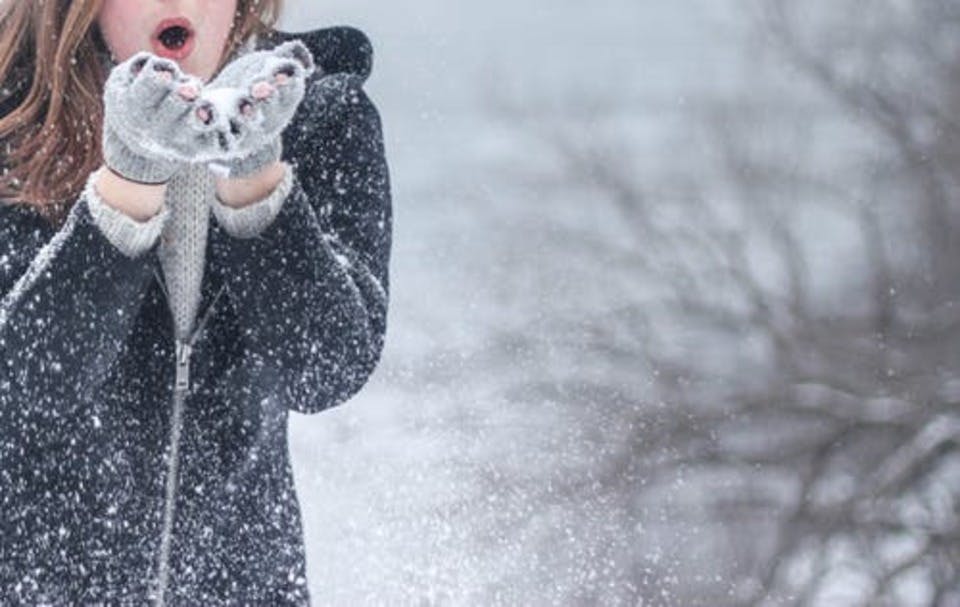 100均手袋で雪遊びする女性
