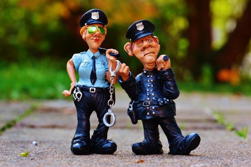アメニティの窃盗を取り締まる警察の人形