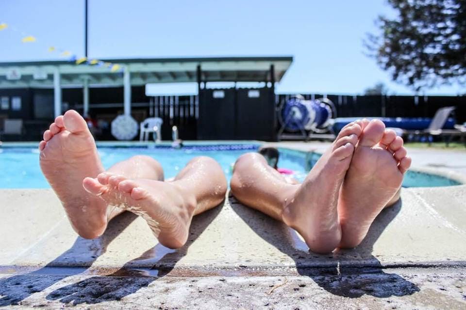 SPFとは何か知らず日焼け対策をせずプールを楽しむ女性の脚