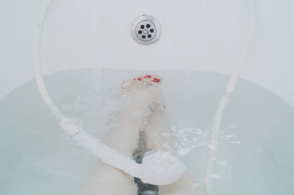 長時間半身浴する女性の足