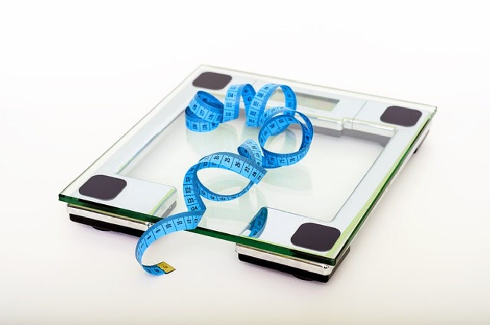 カロリーが低い食事をする人の体重計