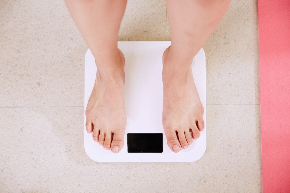 カロリーが低い食事をしたい体重をはかる人