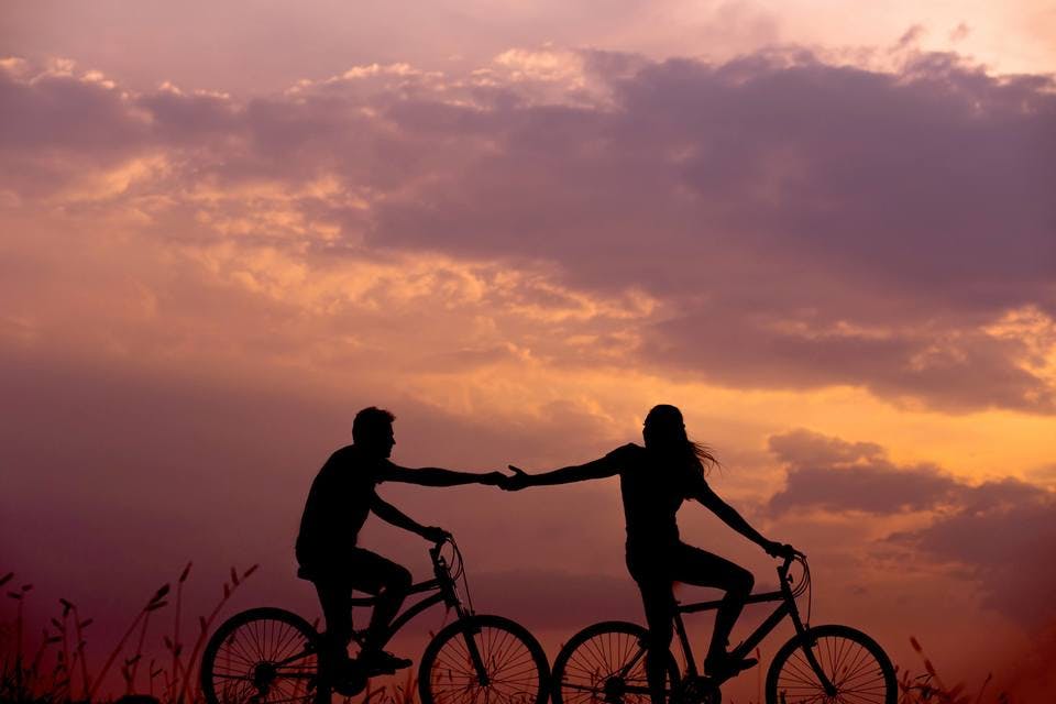 おっちょこちょいな女性と男性が自転車に乗っている