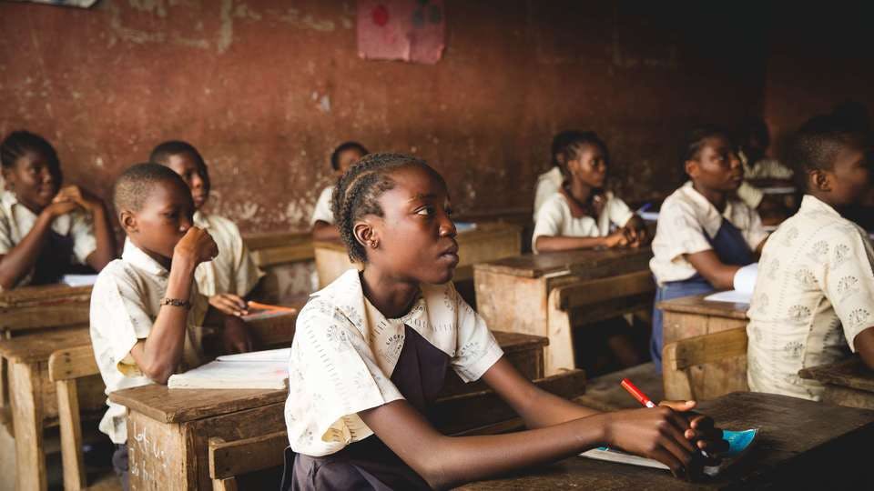 授業を受けるナイジェリアの子供たち