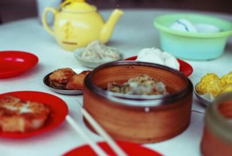 飲茶など蒸した中華料理が並ぶ食卓