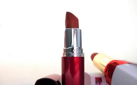 Medium lipsticks 2114380 1920