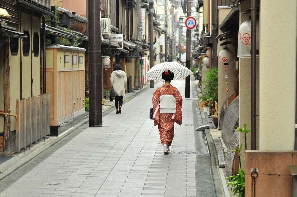 国内で女性の一人旅に人気の京都の様子街並み