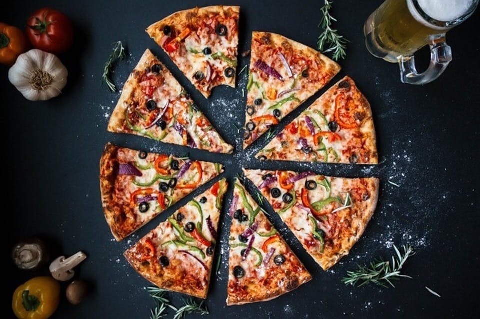 ニキビに効く食べ物と逆な大量の炭水化物と油分のピザ