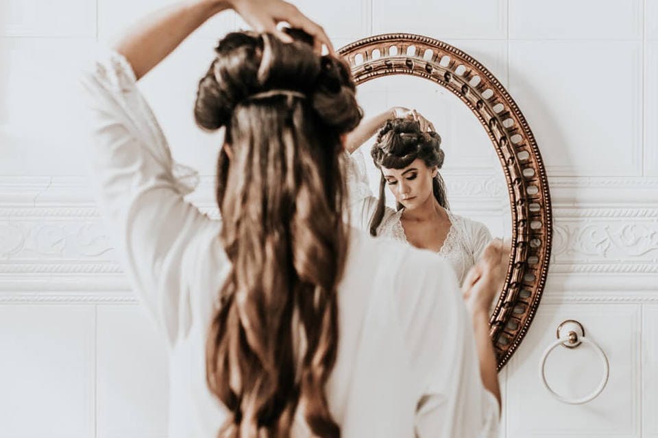 シャンプーの頻度を気にして鏡で頭皮をチェックする女性