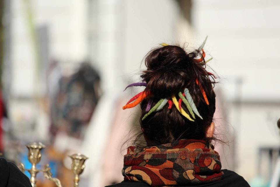 100均のヘアアクセにアレンジを加えて髪を飾る女性
