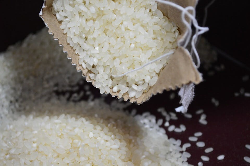 ダイソーの炊飯マグに使おうとした米をこぼす