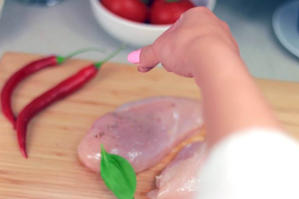 胸肉を調理するイメージ