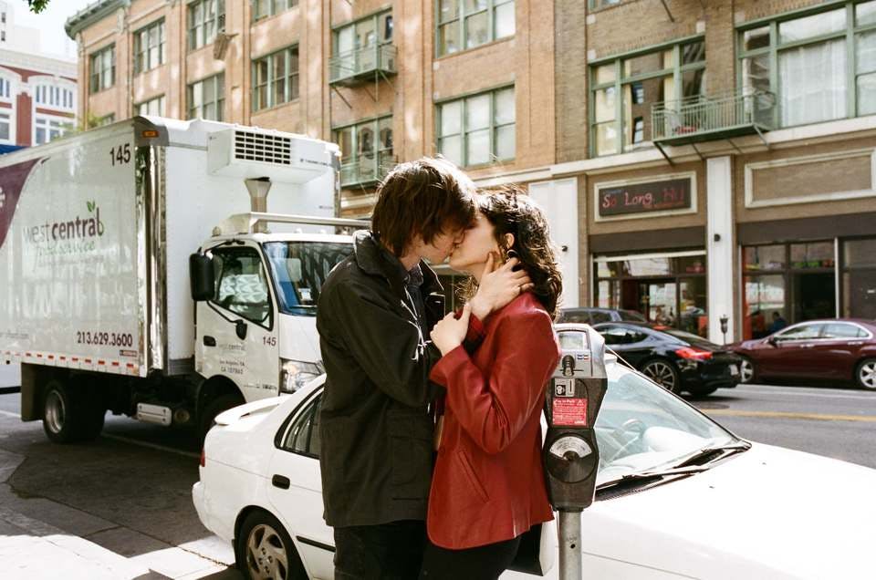街中でムードあるキスの種類をしているカップル