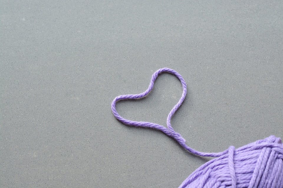 紫の毛糸を使って指編みでスヌードを作る編み方