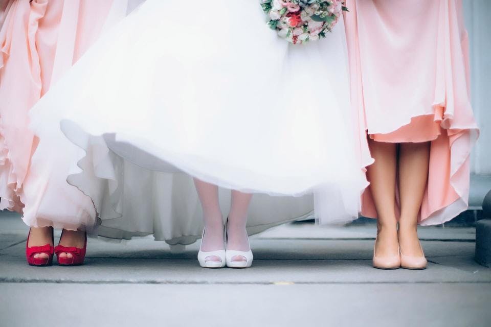 真っ白なドレスにぴったりで細いラインの足にしてくれるデニール数のストッキングを履く花嫁