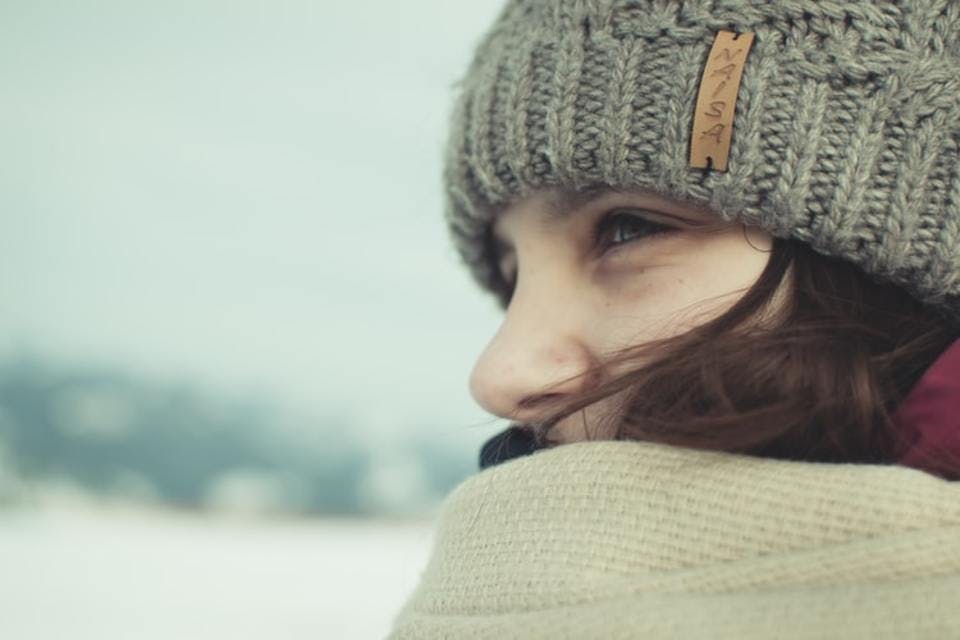 ニット帽で冬を楽しむ女性
