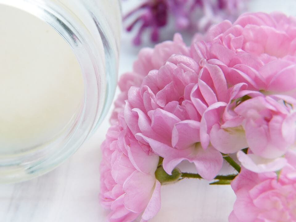 ピンクの花の香りのハンドクリーム