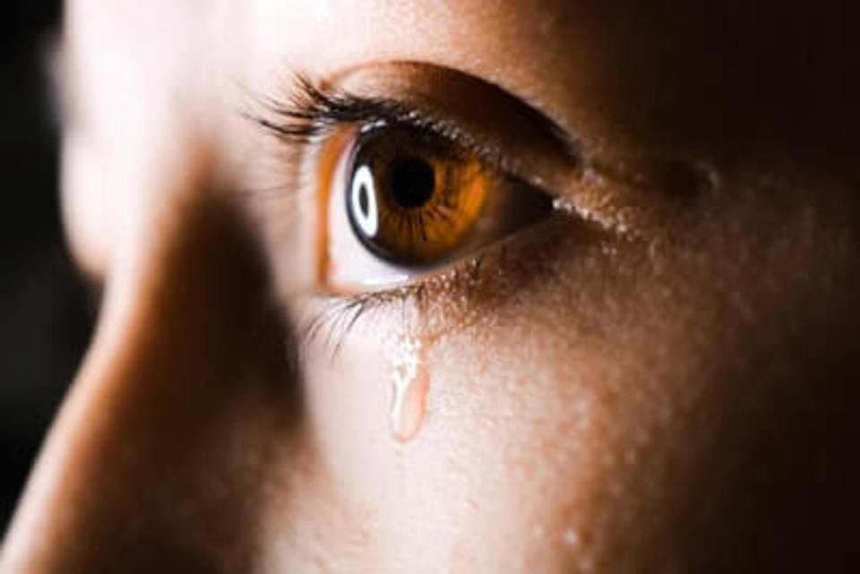  涙もろいのには原因がある？涙が出るメカニズムや涙を堪える方法