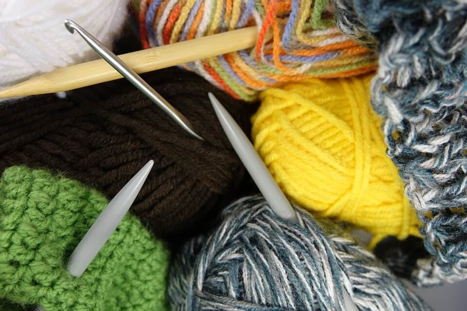 編み図なしのハンドウォーマーに使えるカラフル毛糸と編み針