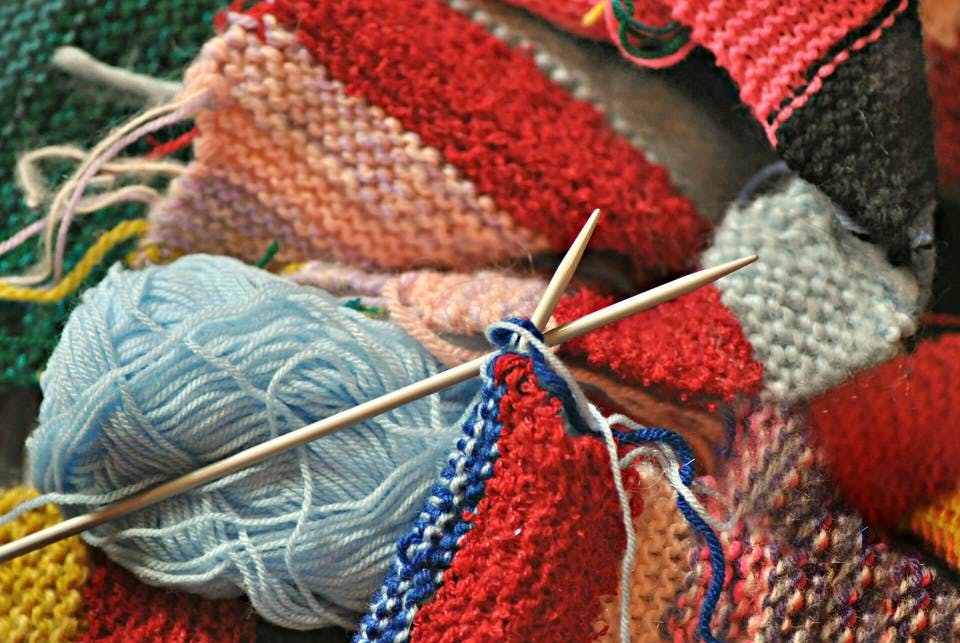 編み図なしのハンドウォーマーのための毛糸と編み棒
