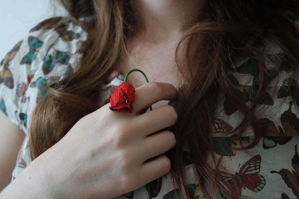 結婚を諦めた枯れた薔薇を抱く女性