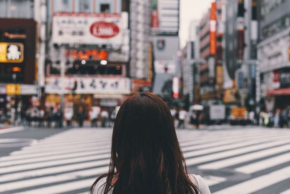 新宿の街に立つ女性