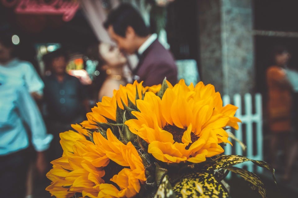 黄色の花束とプロポーズする男性