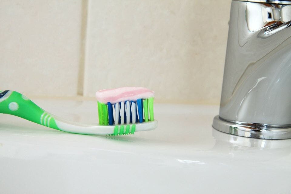 歯に優しいホワイトニング歯磨き粉を付けた歯ブラシ
