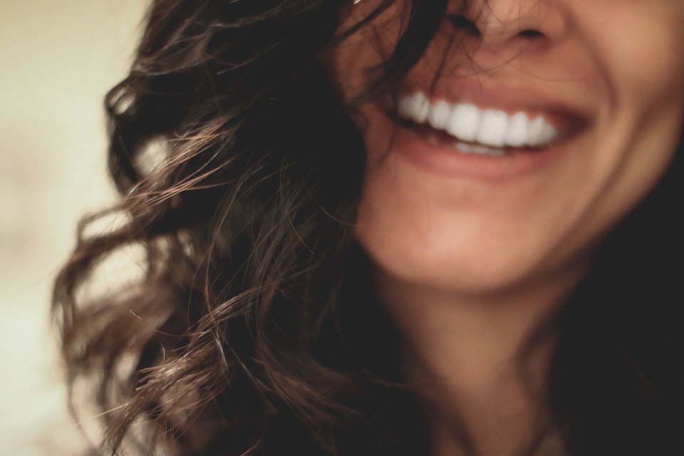 ホワイトニング歯磨き粉で白い歯になり微笑む女性