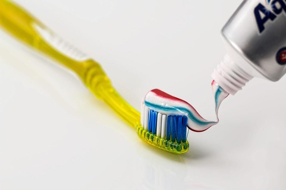 黄ばみを防ぐホワイトニング歯磨き粉を付けた歯ブラシ
