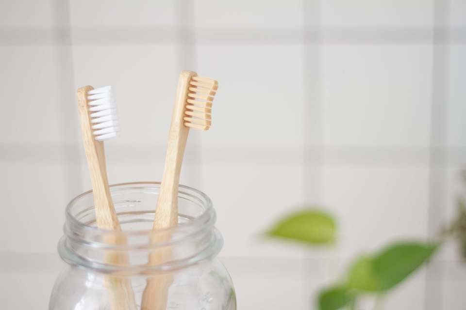 ホワイトニング歯磨き粉を付ける前の歯ブラシ