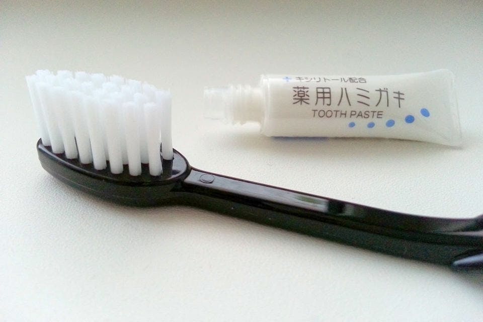 ミニサイズのホワイトニング歯磨き粉と歯ブラシ