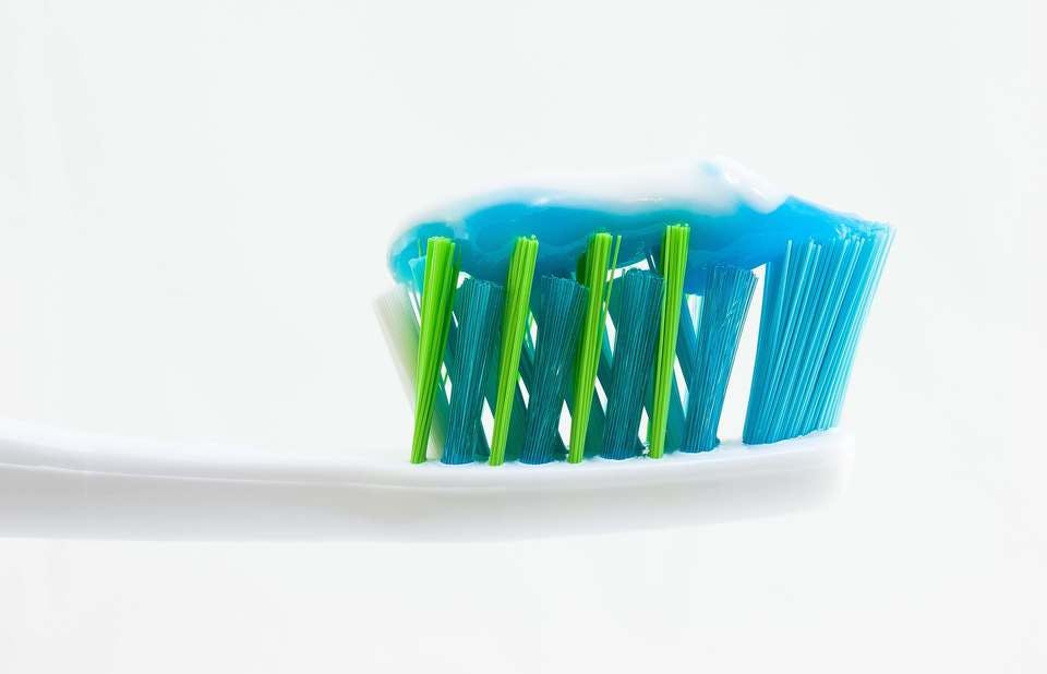 ブルーのホワイトニング歯磨き粉を付けた歯ブラシ