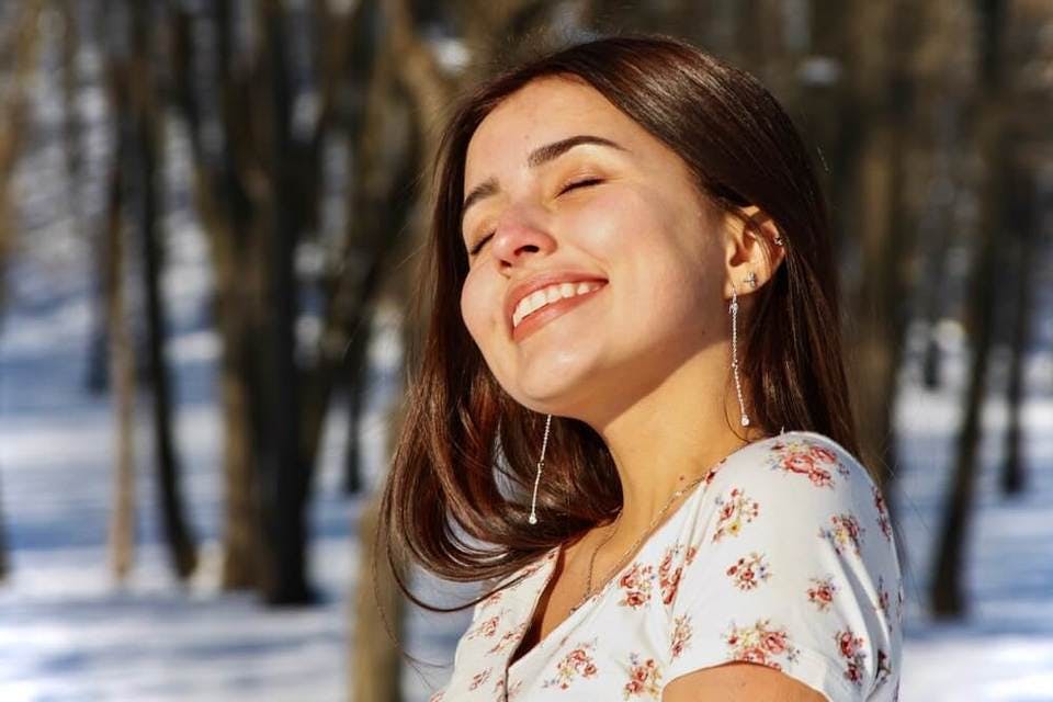 化粧下地ランキングのアイテムを使って微笑む女性