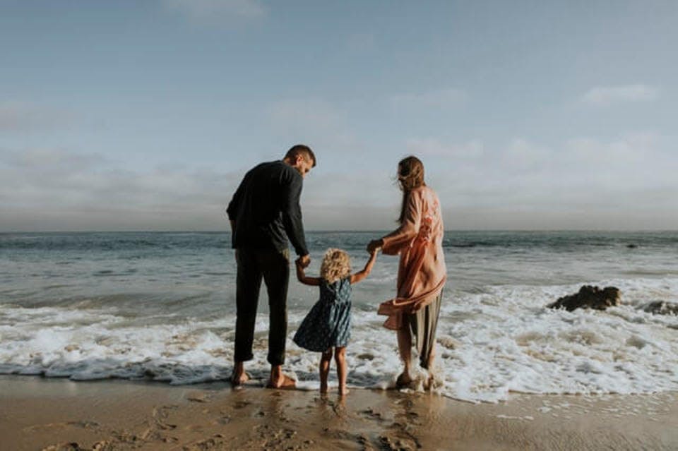 再婚相手と子供が海で遊ぶ