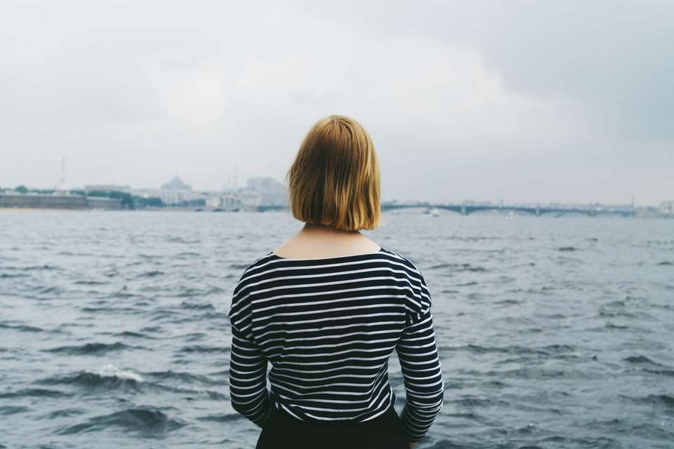 海を眺めているワンカールボブの女性
