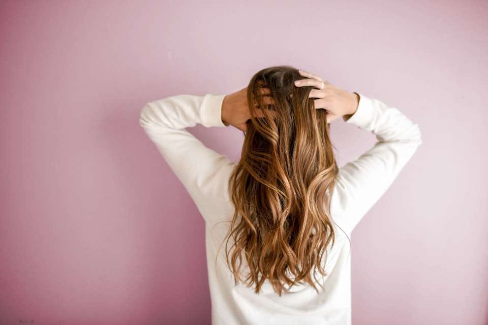 髪の毛を洗う頻度について考える女性