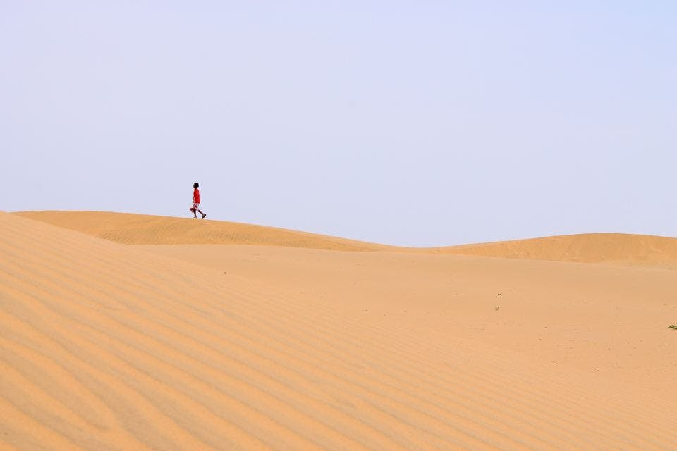 砂漠を歩く人