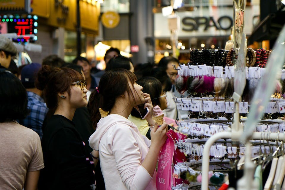 韓国で買い物を楽しむ人