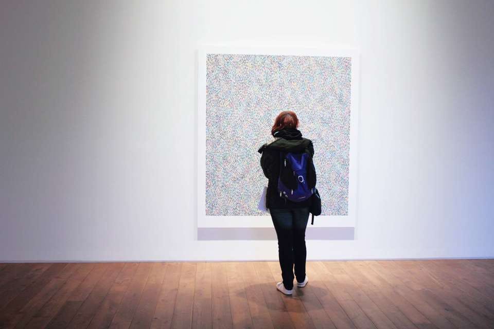 美術館で絵を鑑賞する人