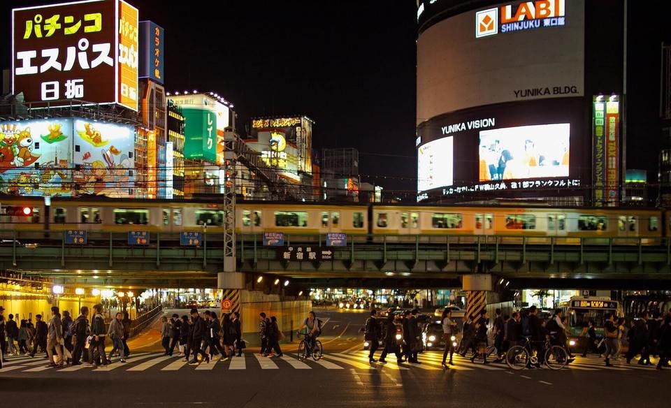 夜の東京、新宿駅