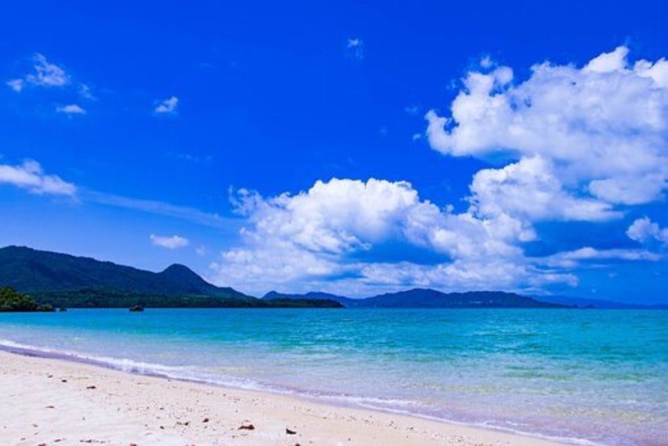 沖縄名物の白い砂浜と海