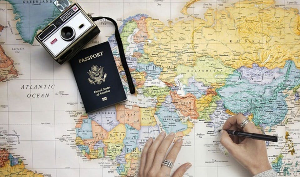 世界地図とパスポート