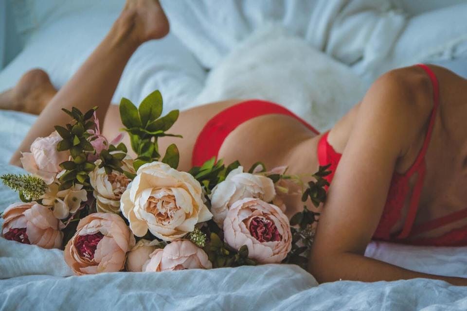 バラの花束とドMな女性