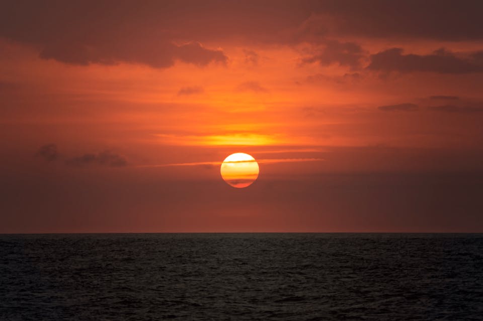 海面に映る日没の太陽